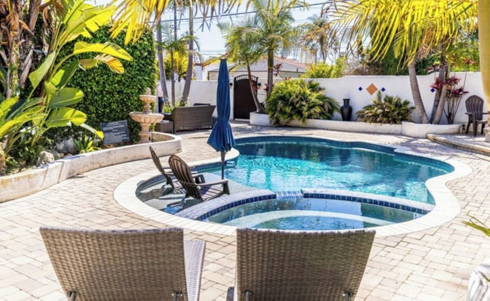 Private & secluded backyard with pool & large jacuzzi