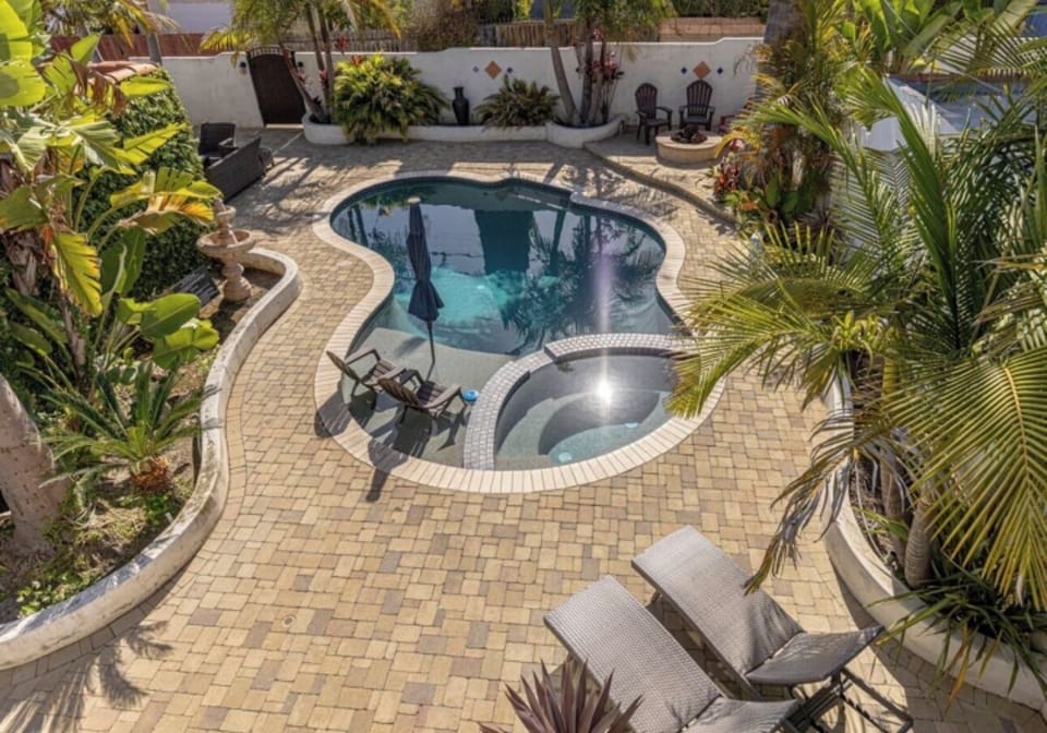 Private & secluded backyard with pool & large jacuzzi