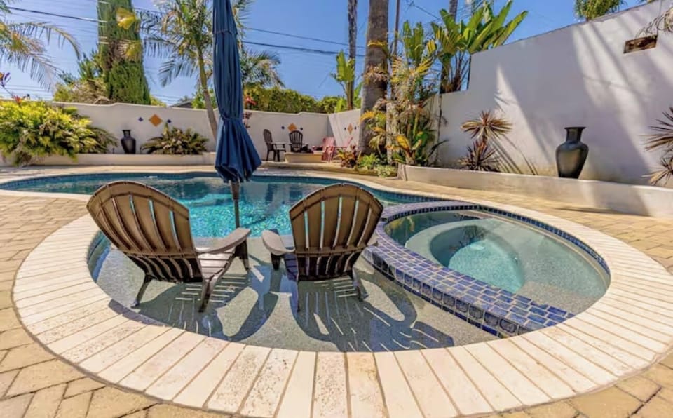 Private & secluded backyard with pool & large jacuzzi