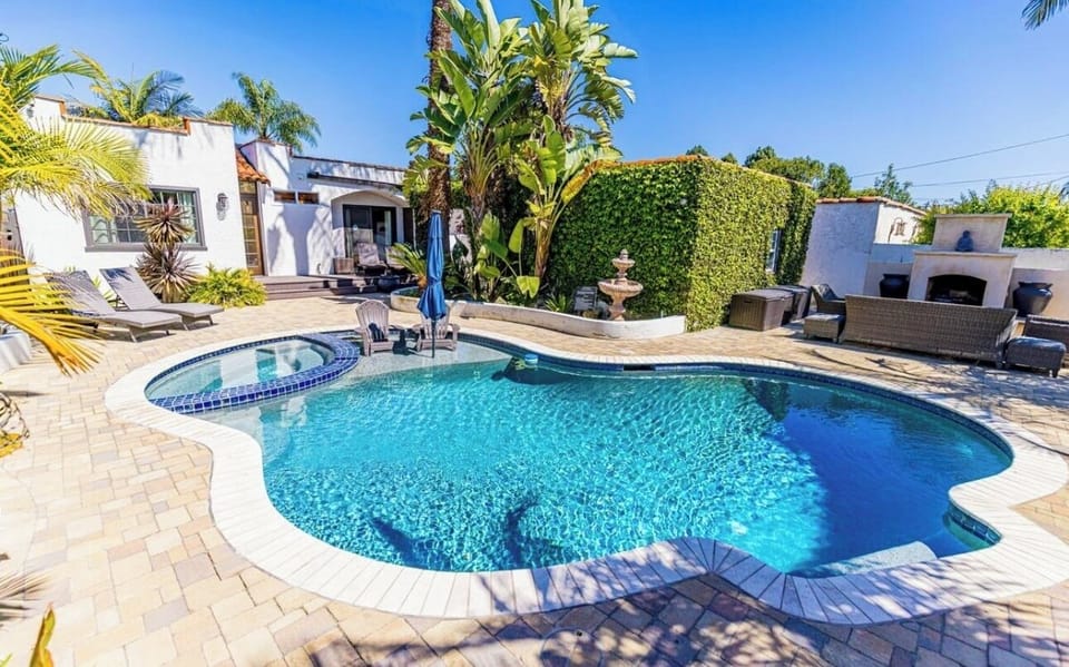Private & secluded backyard with pool & large jacuzzi