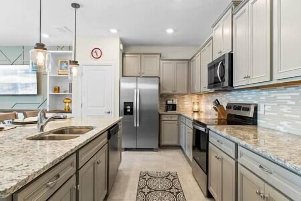 Fully Outfitted Kitchen (1)