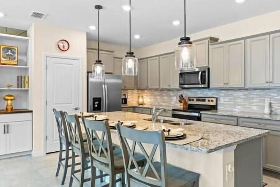 Fully Outfitted Kitchen (2)