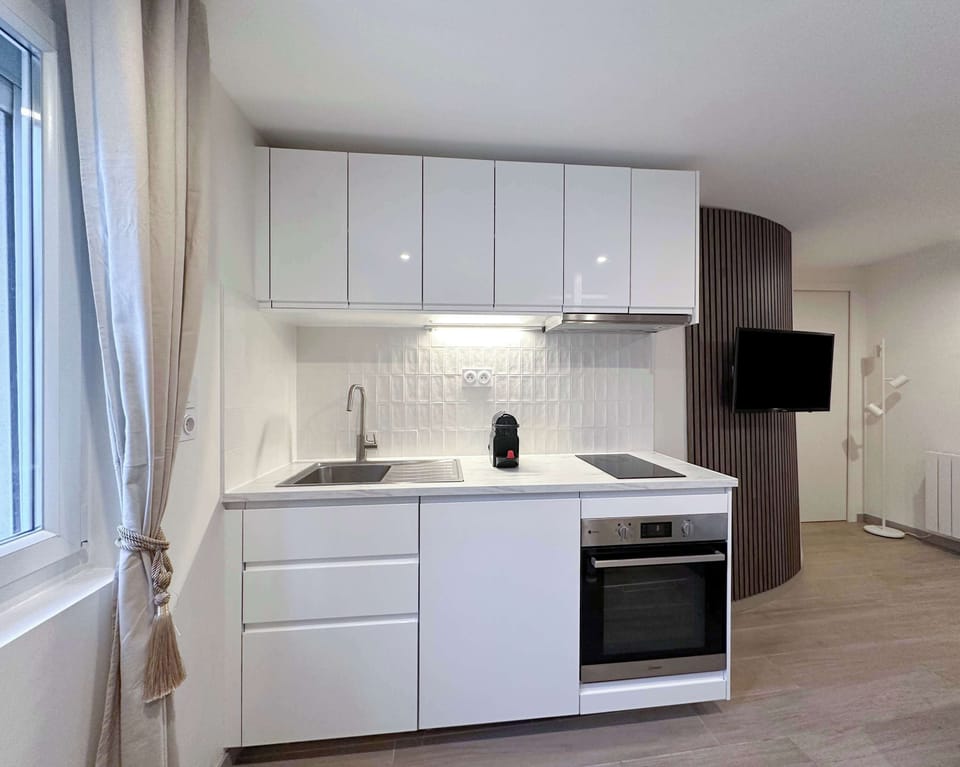 Functional and stylish living space with a beautiful kitchen