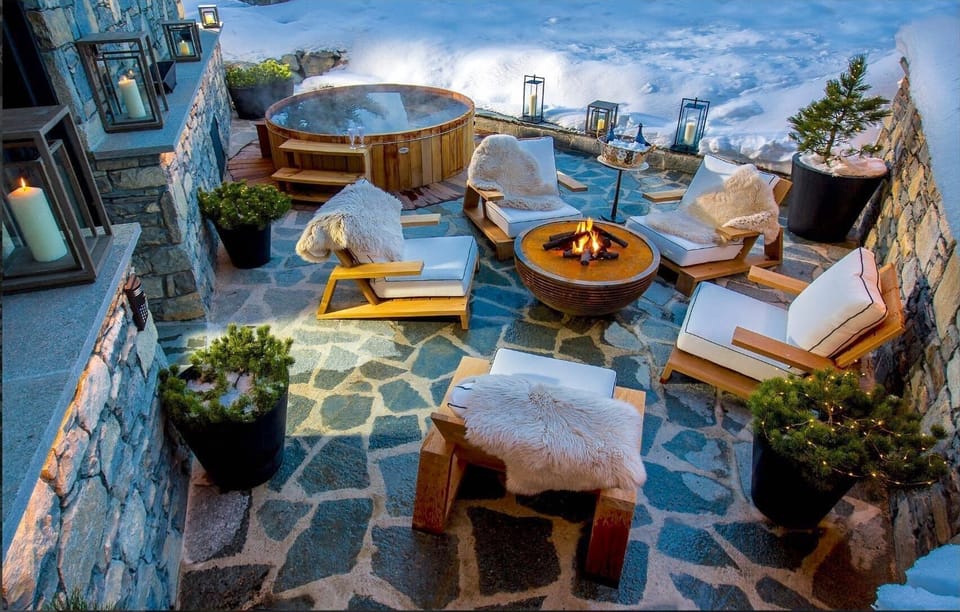 Outdoor spa tub