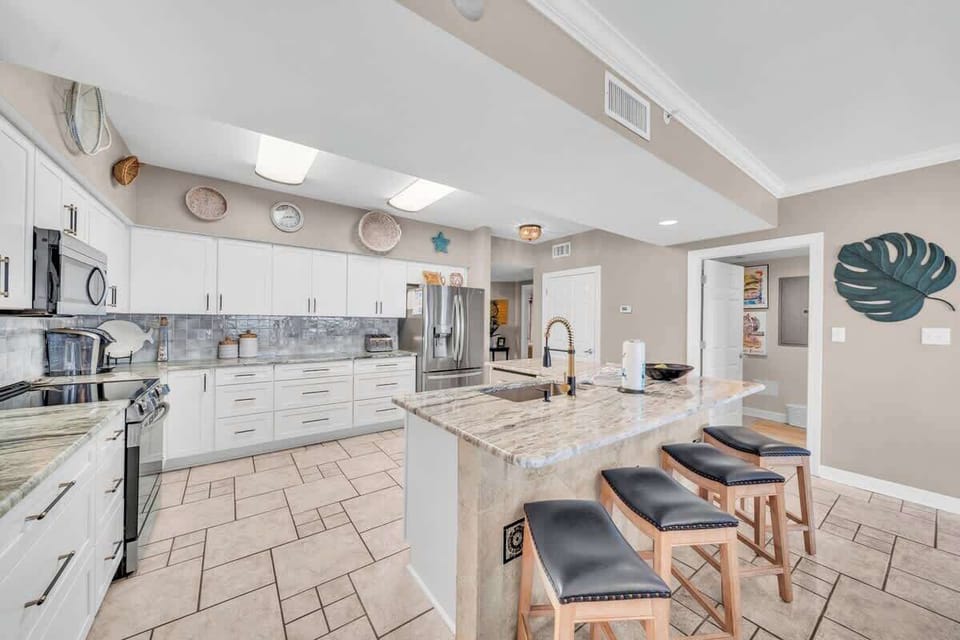 Kitchen with breakfast bar