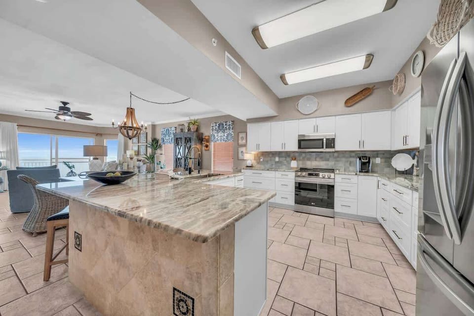 Kitchen with breakfast bar