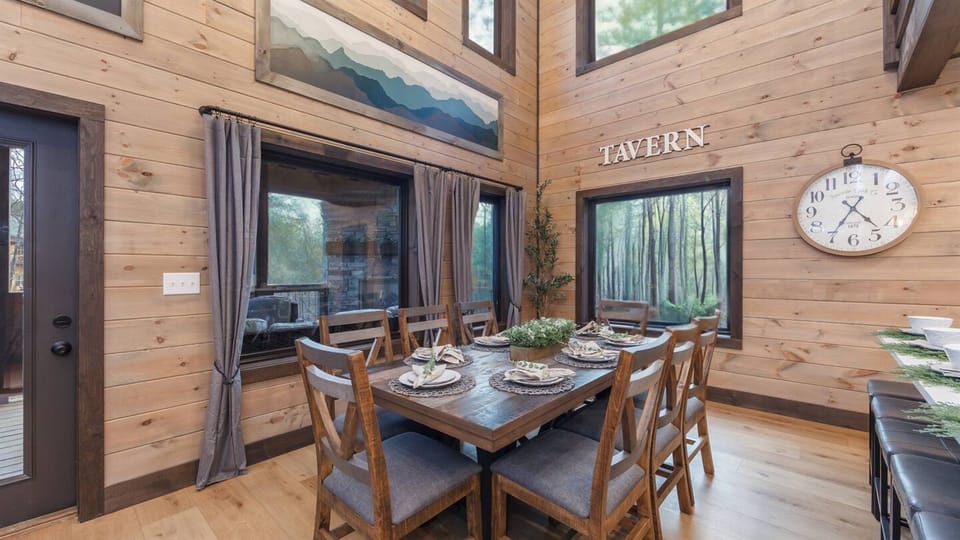 Dining table with stunning views, seating for 6+
