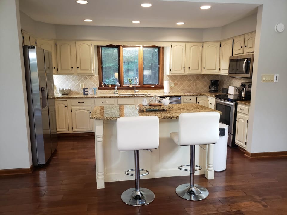 STAINLESS REFRIGERATOR WITH DISTILLED WATER & ICE. 