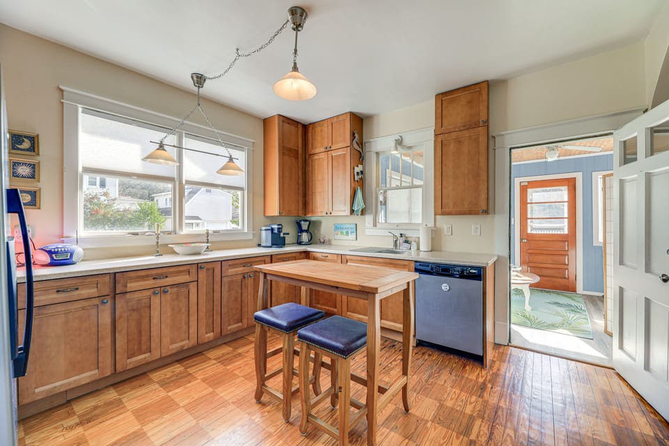 Kitchen | 1st Floor | Trash Bags & Paper Towels