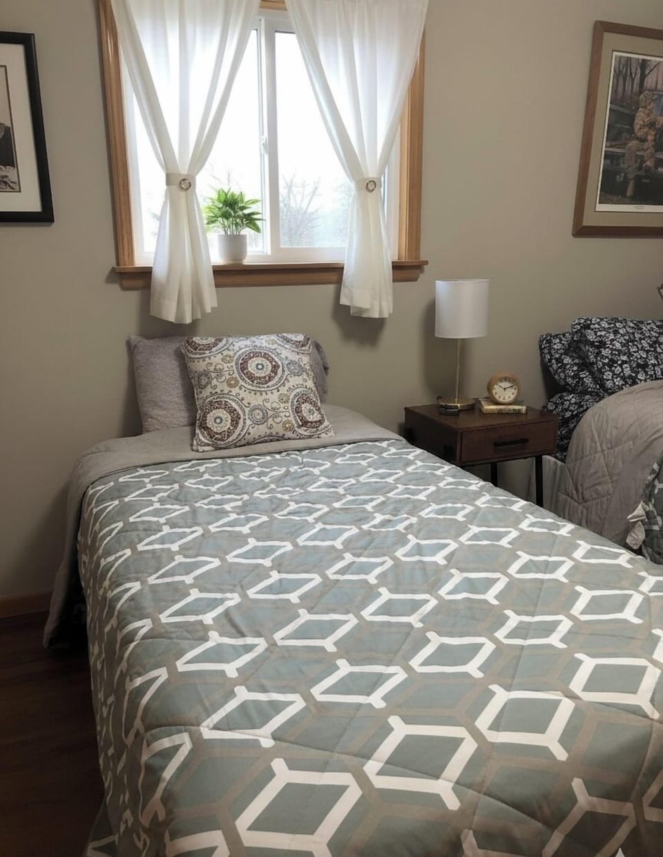 1 full bed, 1 single bed
 

