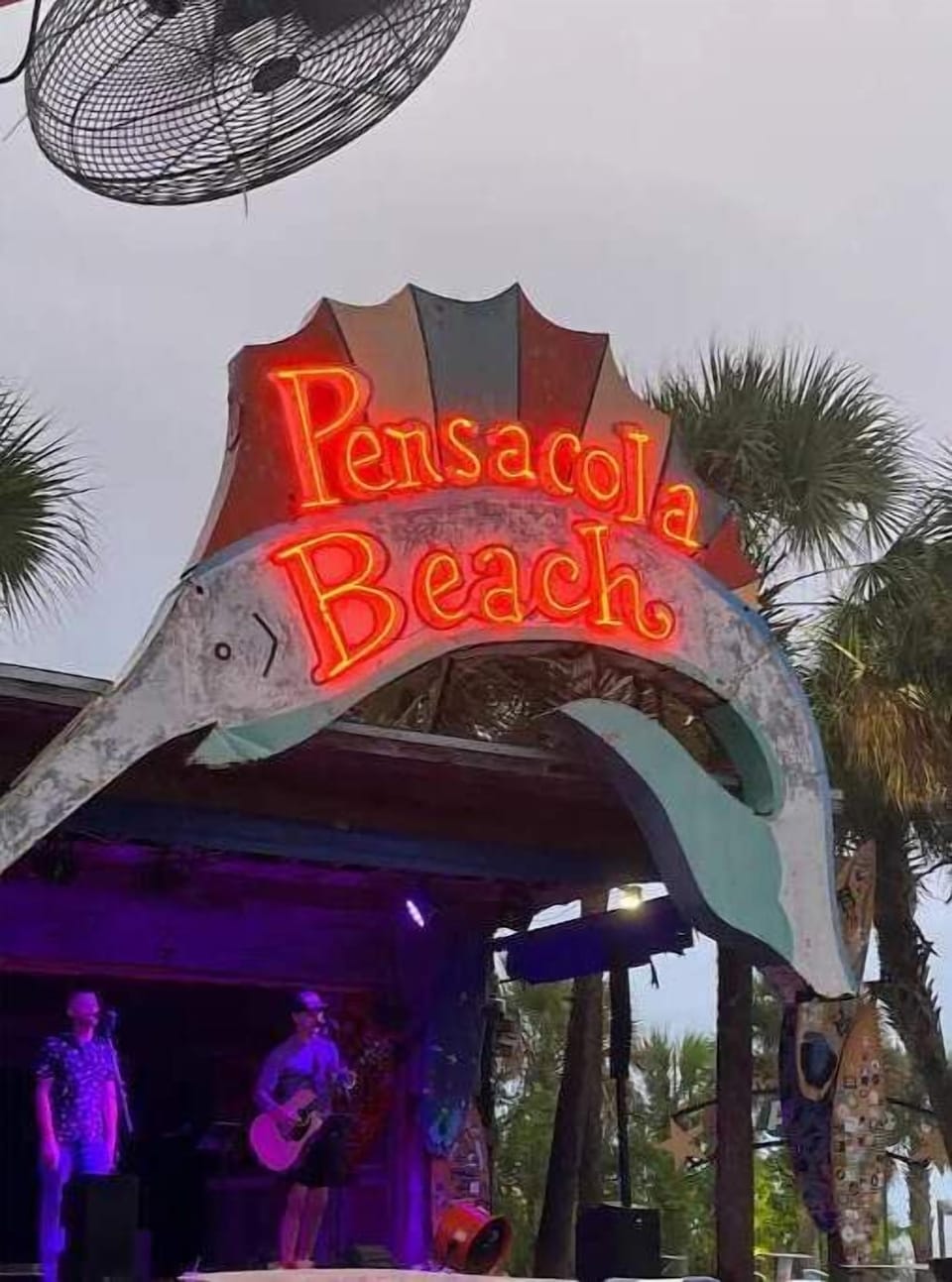 Flounders Restaurant-on the bay