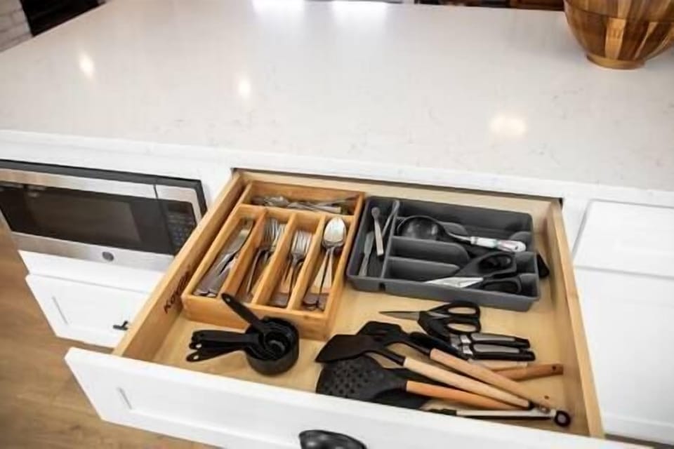 Home comes with complete utensils so nothing to worry - Bon appétit! 