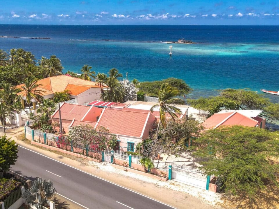 Breathtaking panoramic views from the entire property - directly on the water