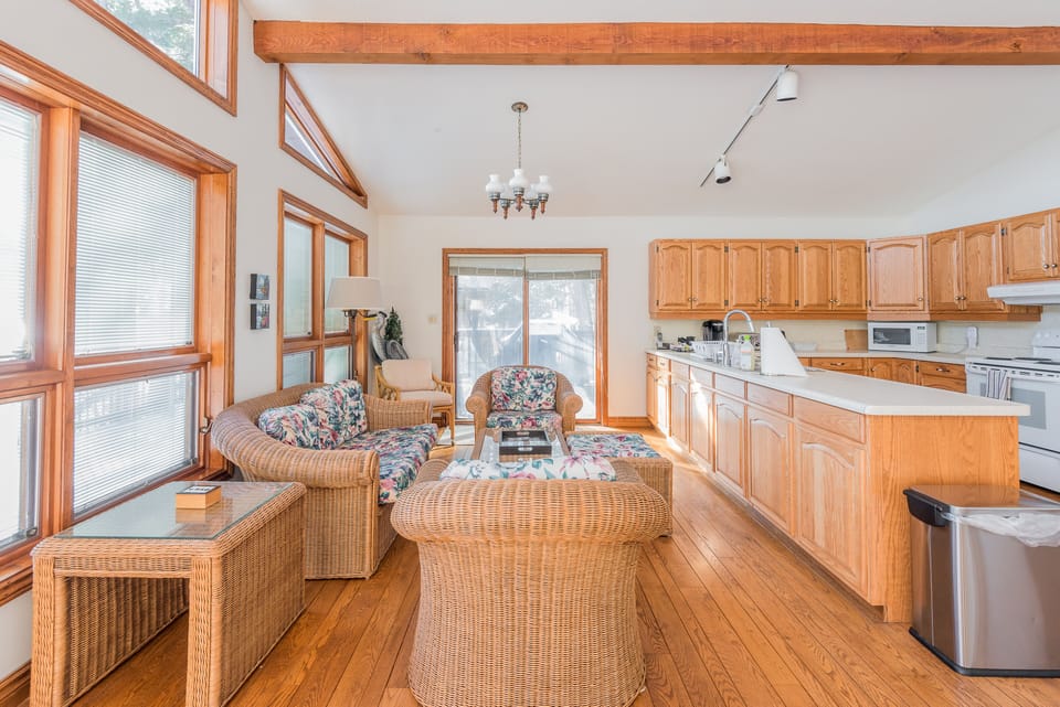 Full amenity kitchen and cozy seating area