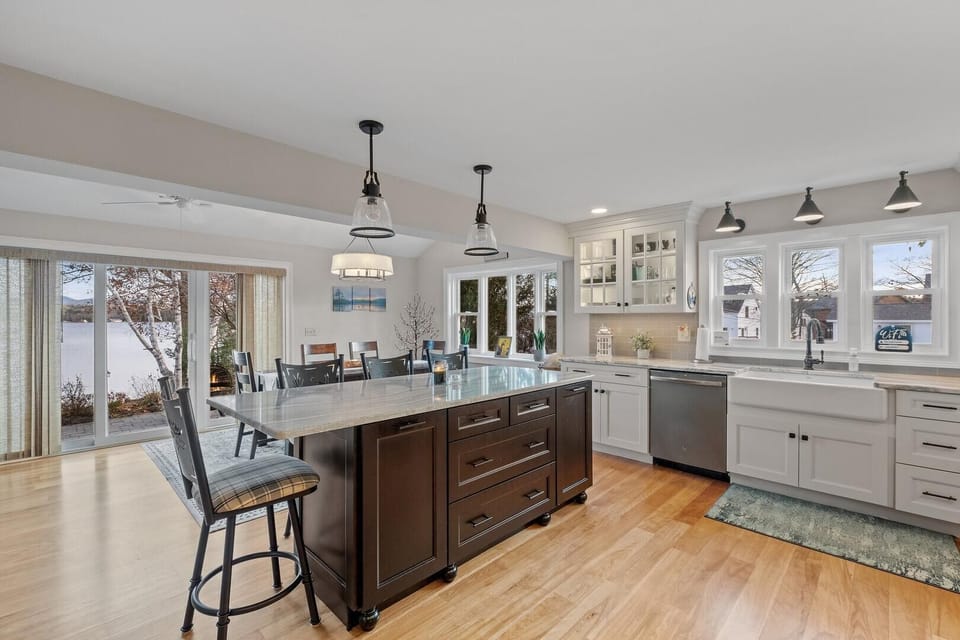 Kitchen with a large Island and seating