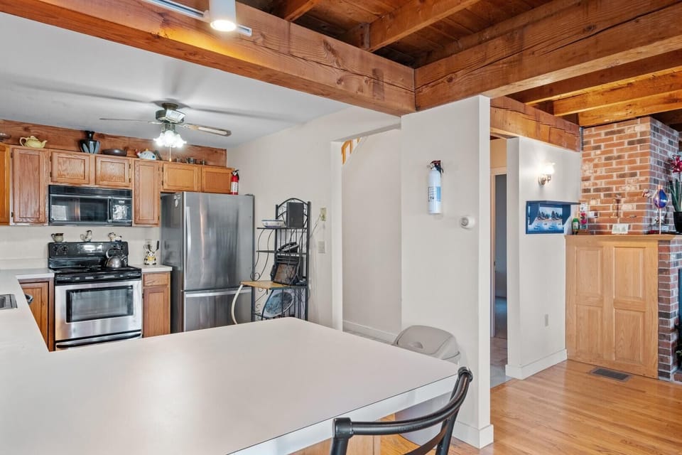 kitchen - has a bar height counter to eat here