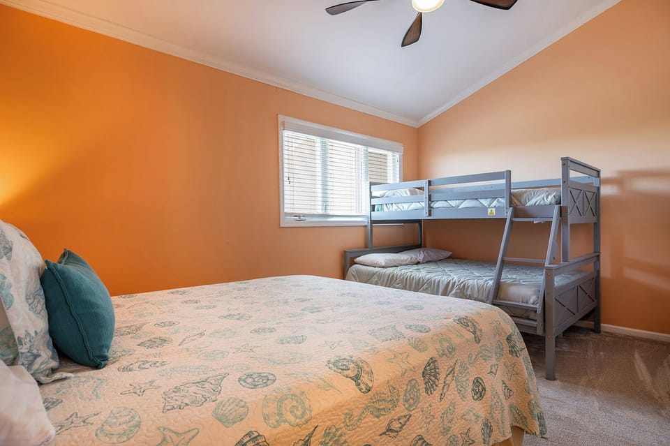 Bedroom with Queen and Twin/Double Bunk