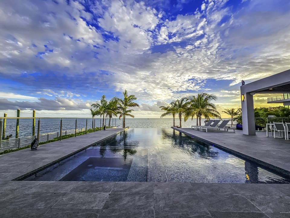 Sunset View Spa, infinity pool
