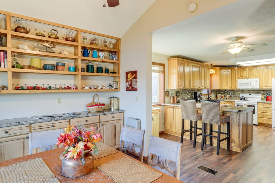 Dining Area | Dishware & Flatware Provided