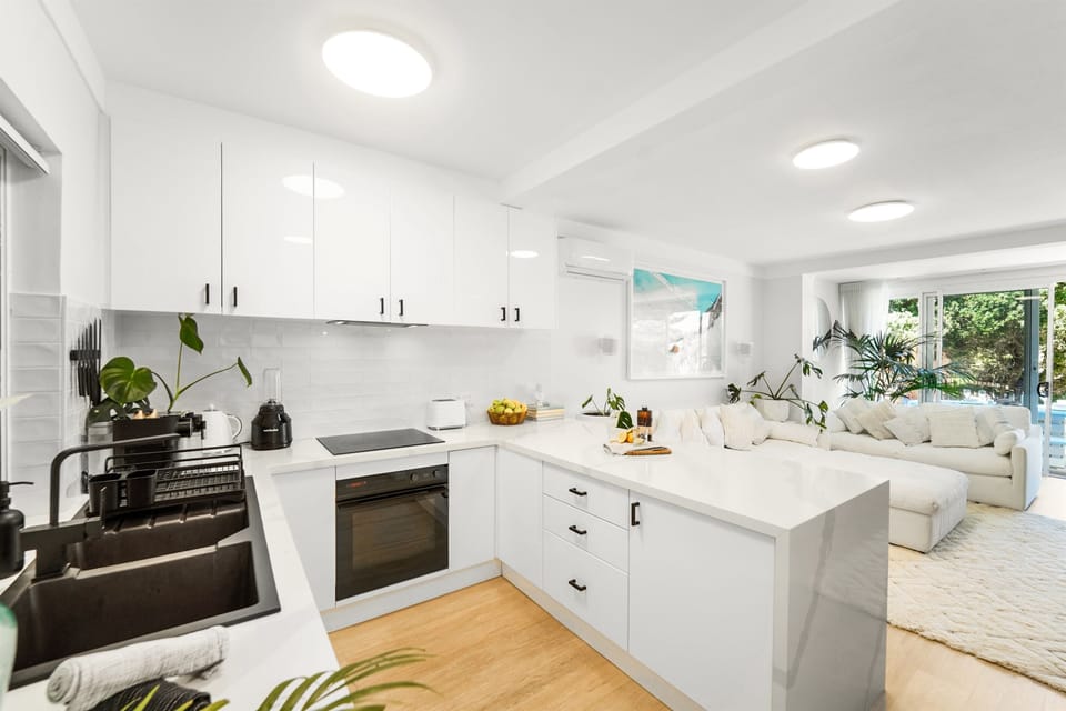 Flowing kitchen and living room layout