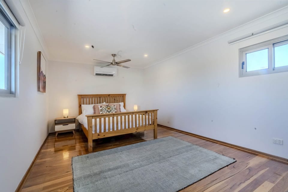 Bedroom 4: Queen Bed