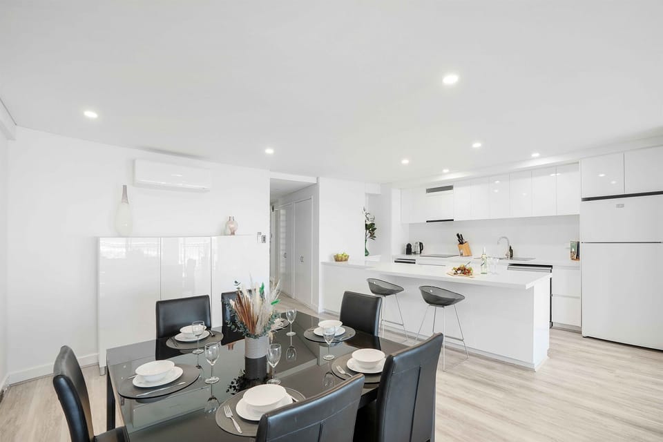 Spacious dining for 6 guests