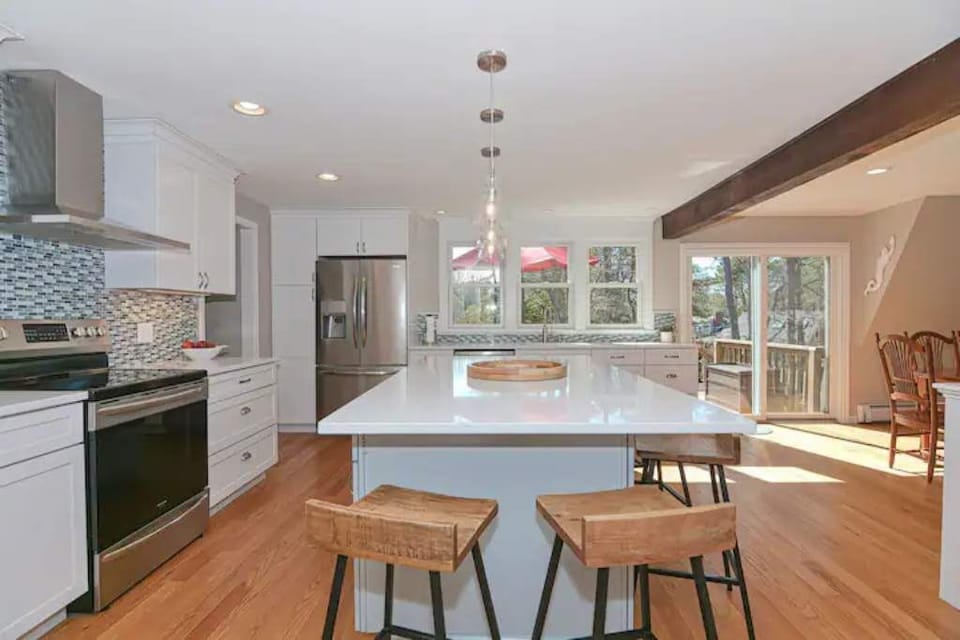 The open concept of the kitchen means no one is left out of the convo!