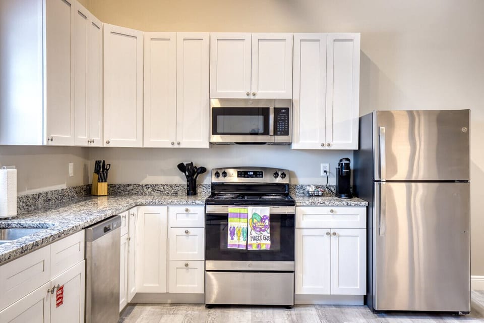 Chic Fully furnished Kitchen with Oven, Stove, Microwave, Refrigerator, Freezer, Keurig Coffee, in Biloxi, MS. A short drive from Gulfport, MS and Ocean Springs, MS