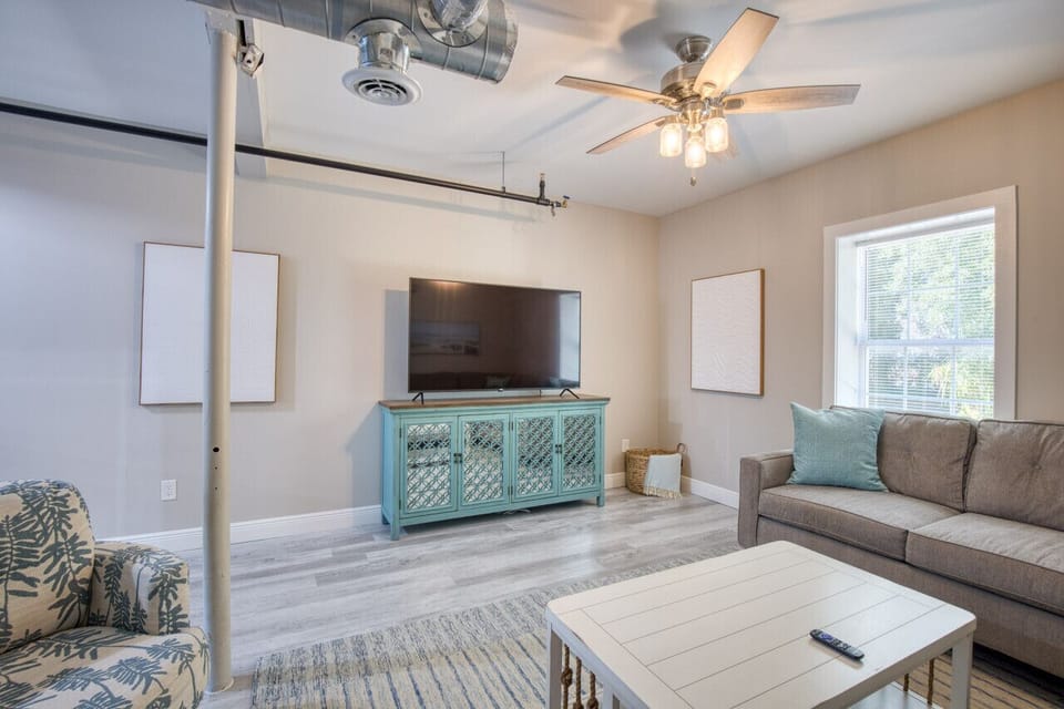 Spacious Living Room with Roku TV in downtown Biloxi, MS. Walking distance from Baseball Stadium and Casinos
