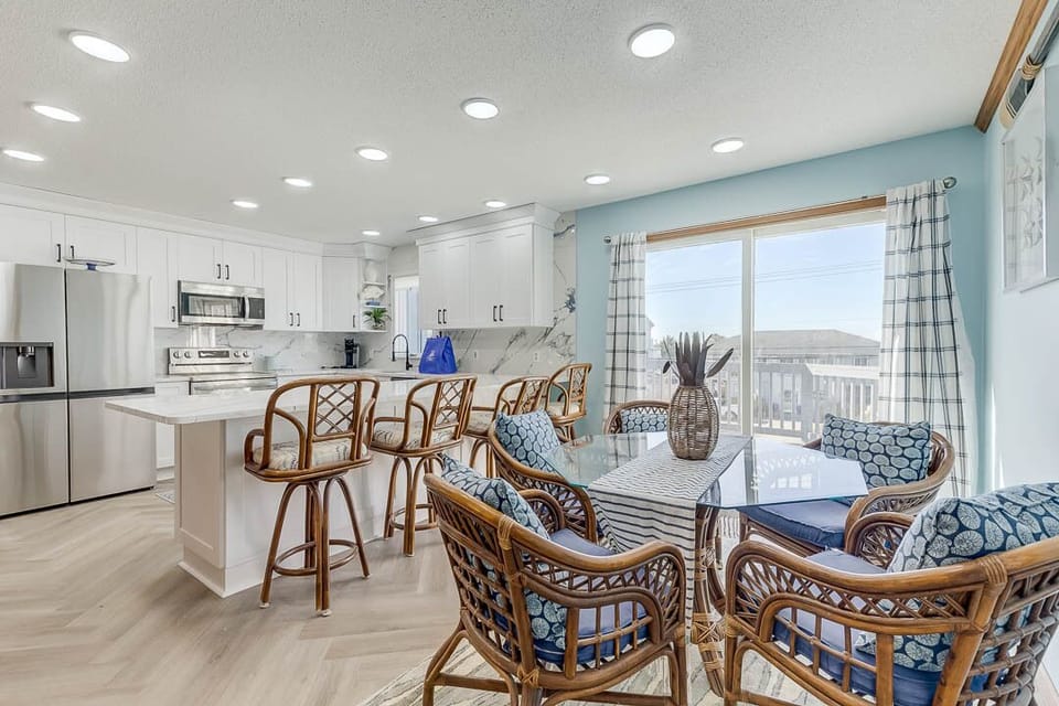 Top-Level Dining Room with Table (seats 5)