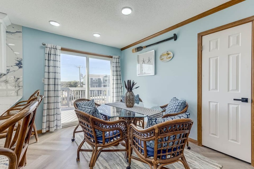 Top-Level Dining Room with Table (seats 5)
