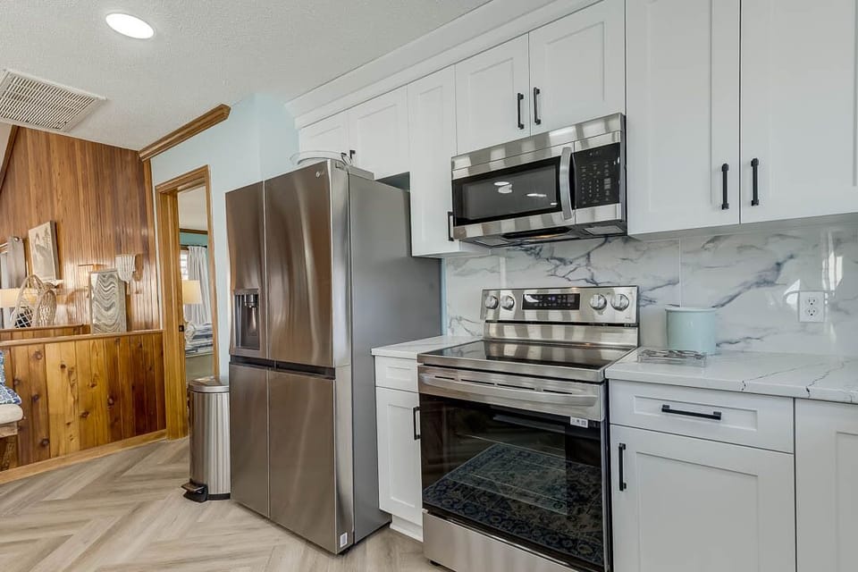 Top-Level Kitchen with Bar (seats 4)