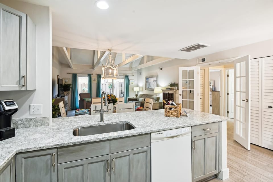Kitchen bar with additional seating for 3