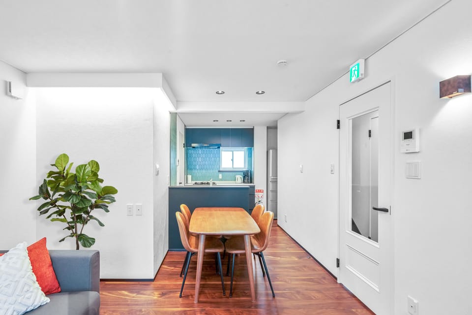 4 people dining table (4 extra chairs available in the garage) 