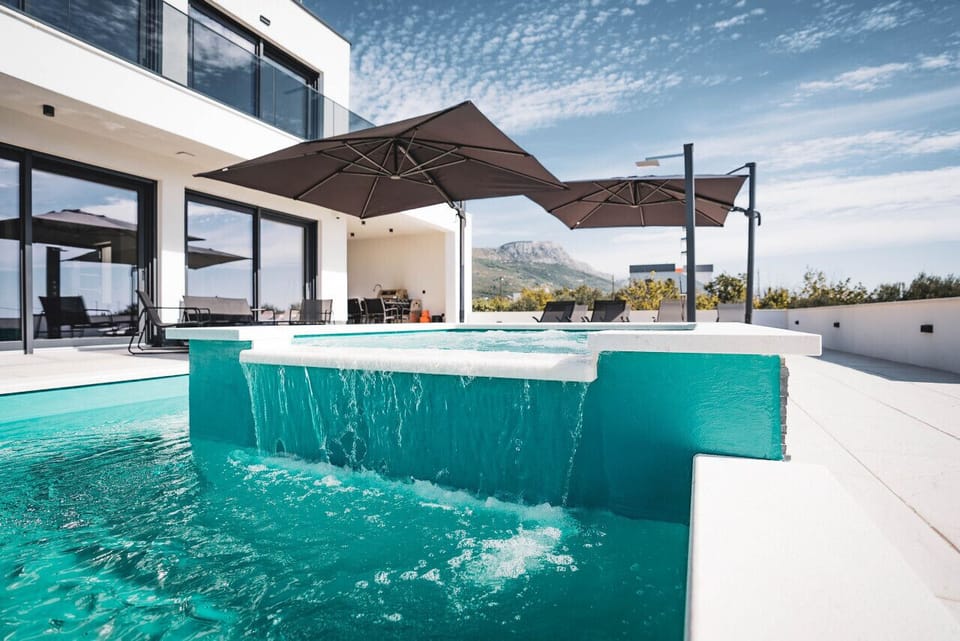 heated pool and jacuzzi perfect to cool down on the day or heat up in the night