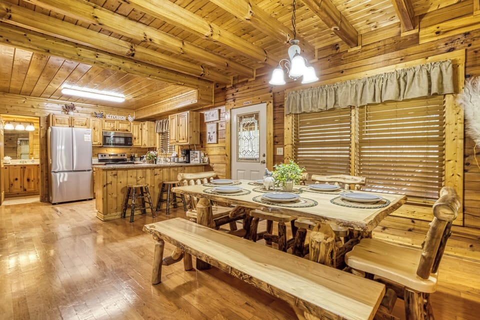 Cabin in Pigeon Forge "Creekview" - Dining area and kitchen
