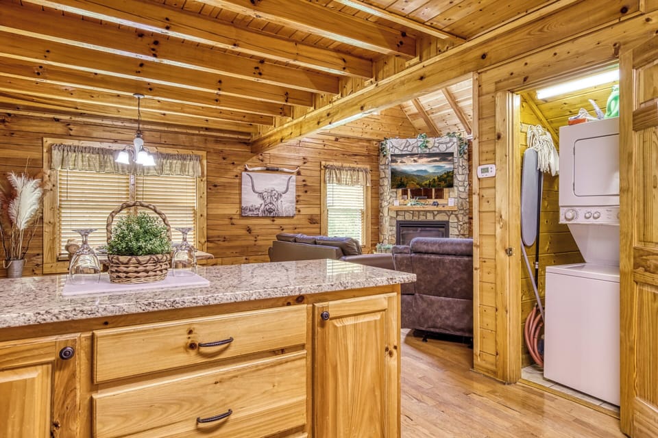 Cabin in the Smoky Mountains "Creekview" - Washer and dryer