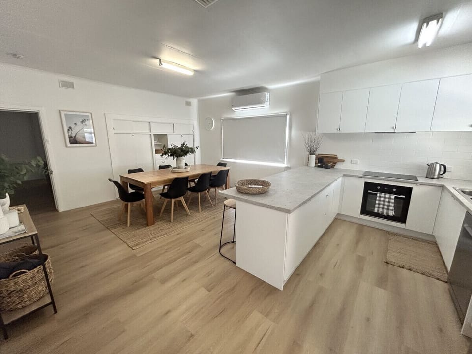 Kitchen & Dining