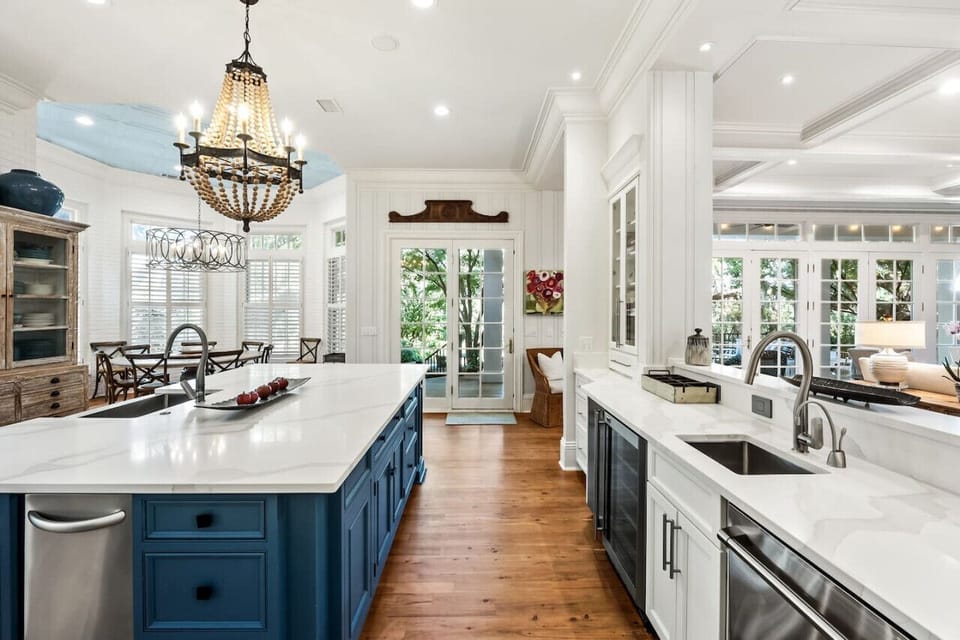 Kitchen - Ample cookware - Two dishwashers - Trash compactor