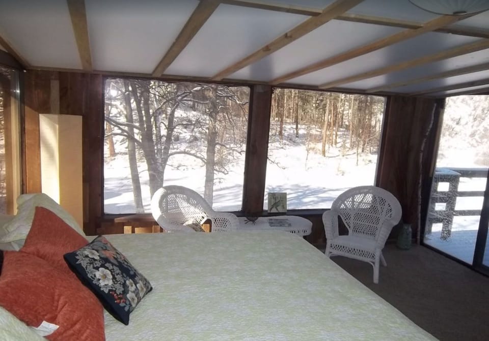 Another view of the Creekside room.