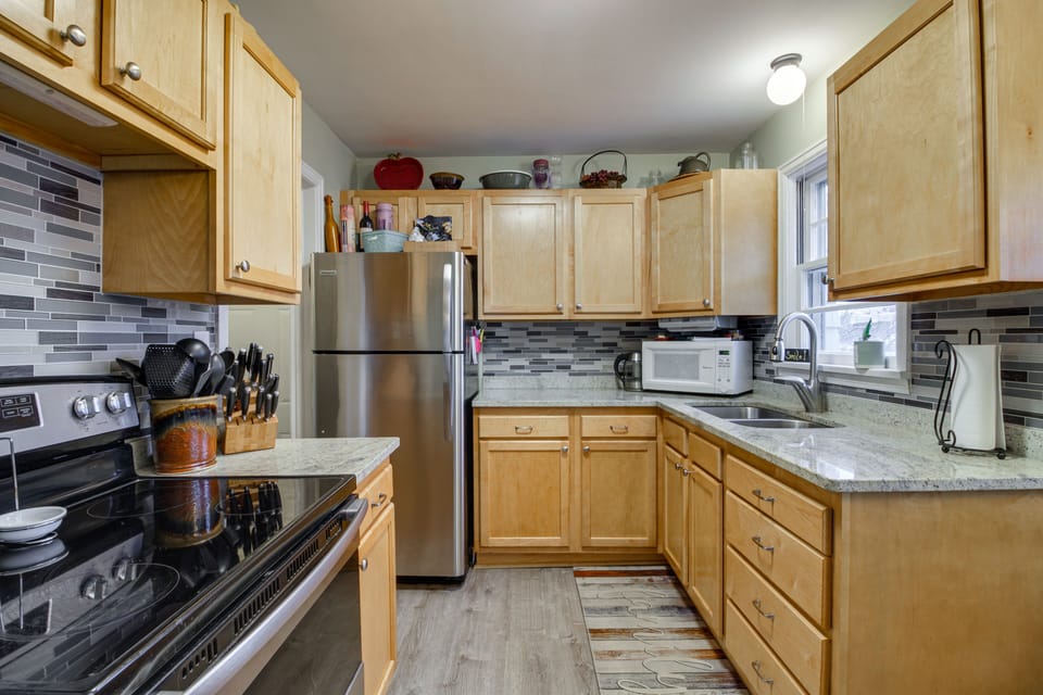 Kitchen | Microwave | Trash Bags + Paper Towels