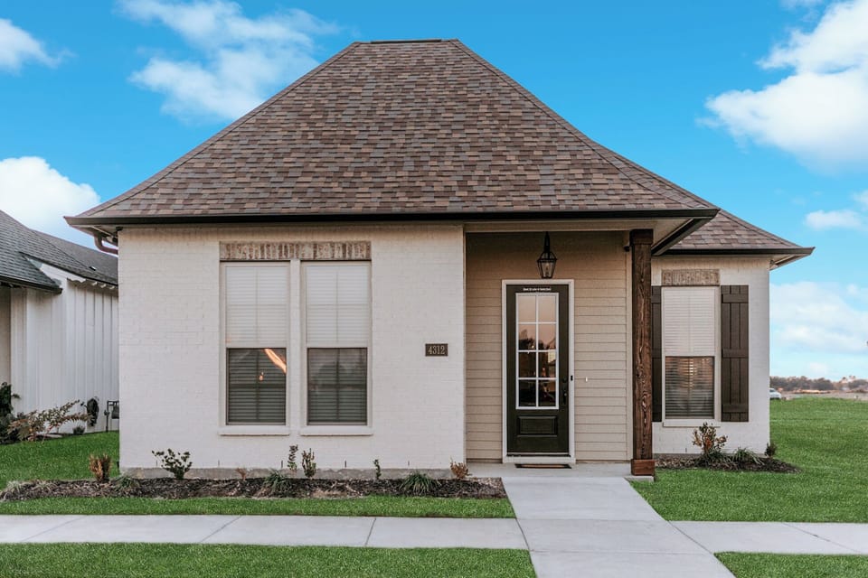 Admire the exterior view of a property built in 2022 and maintained to perfection. Just one mile away from a newly established golf course, this home offers the ideal blend of comfort and leisure.