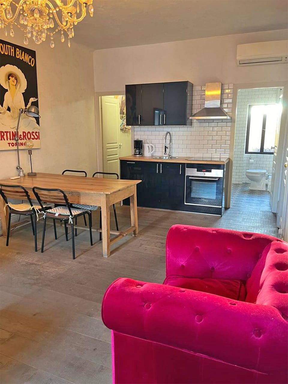 Living room with dining area and an open-planned kitchen.