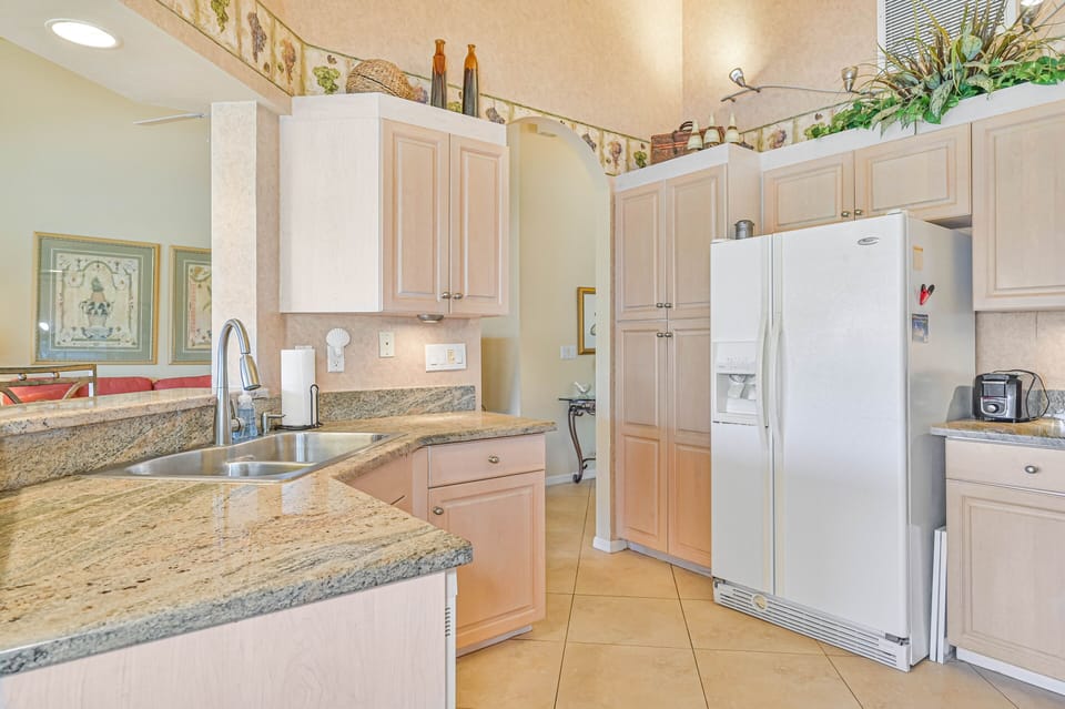 BF201 - Fully equipped kitchen. Note: the appliances will be upgraded