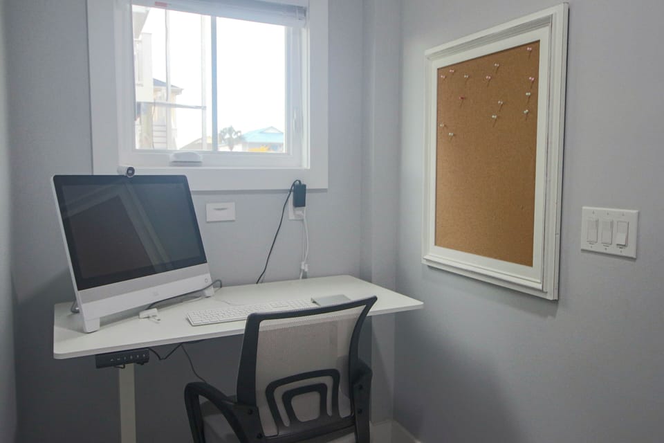Small office nook on ground floor 