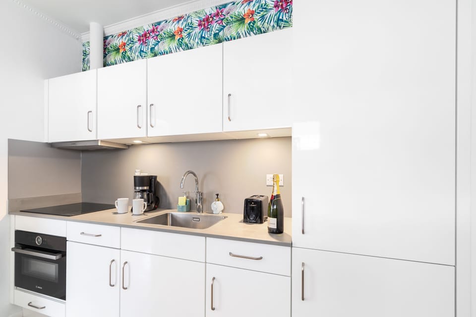 Modern Kitchen of the 2BR condo in Noord Aruba - Fully Equipped - Ample storage space for organized and clutter-free counters - Smart use of space with versatile storage solutions - Thoughtful placement of kitchen essentials for easy access