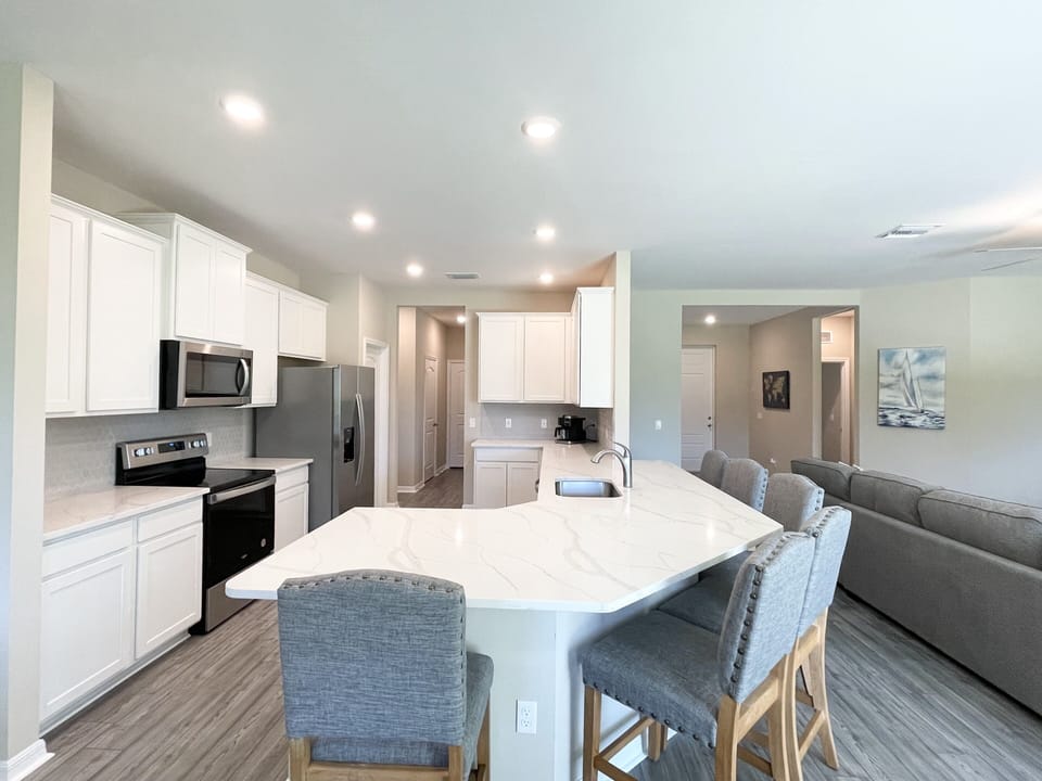 Kitchen island with 6 bar stools, fully equipped with pots and utensils 