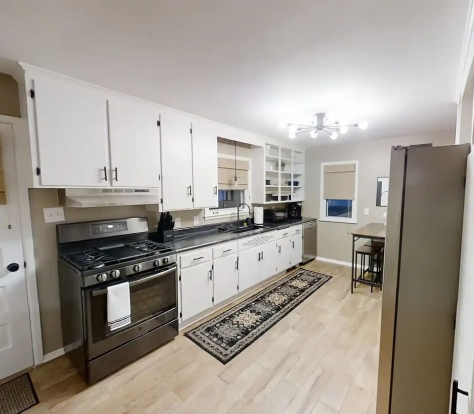 Fully Equipped kitchen with seating for 4