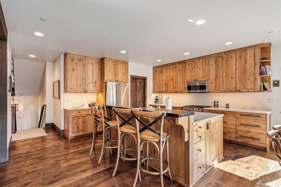 Bar-seating at the kitchen counter for a quick breakfast before hitting the slopes. 