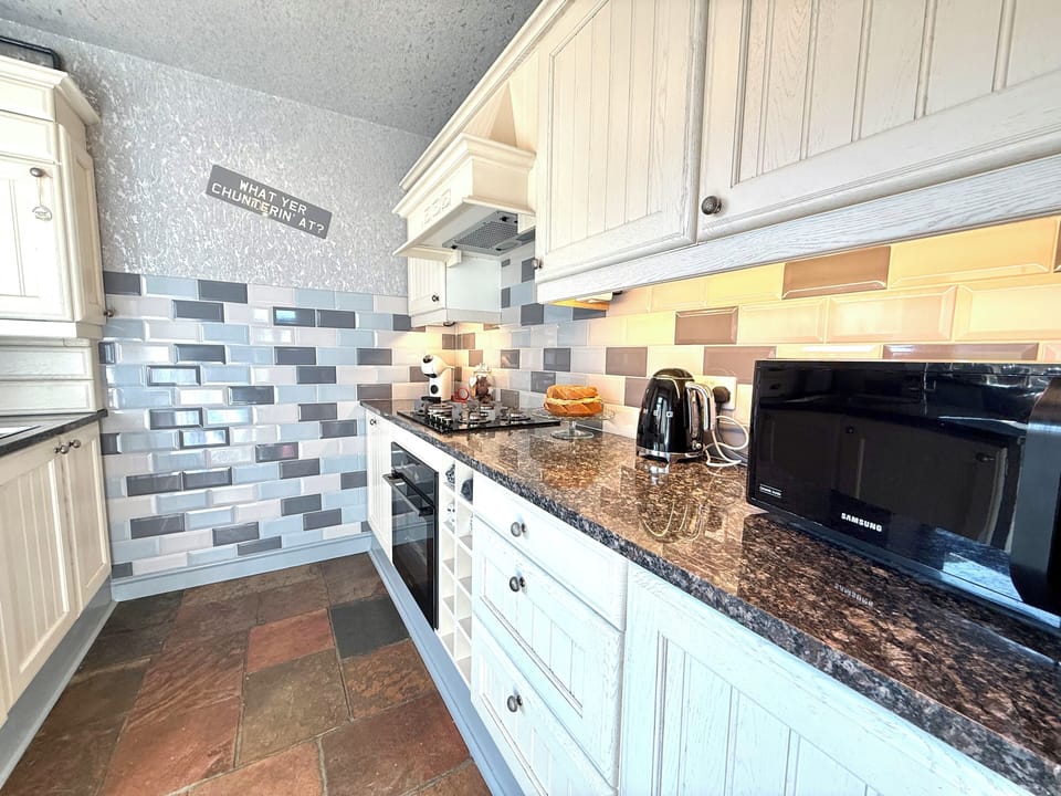 Full kitchen 